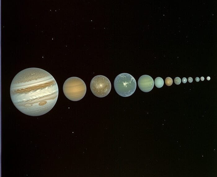 Illustration of the Solar System's planets lined up from largest to smallest against a black background.