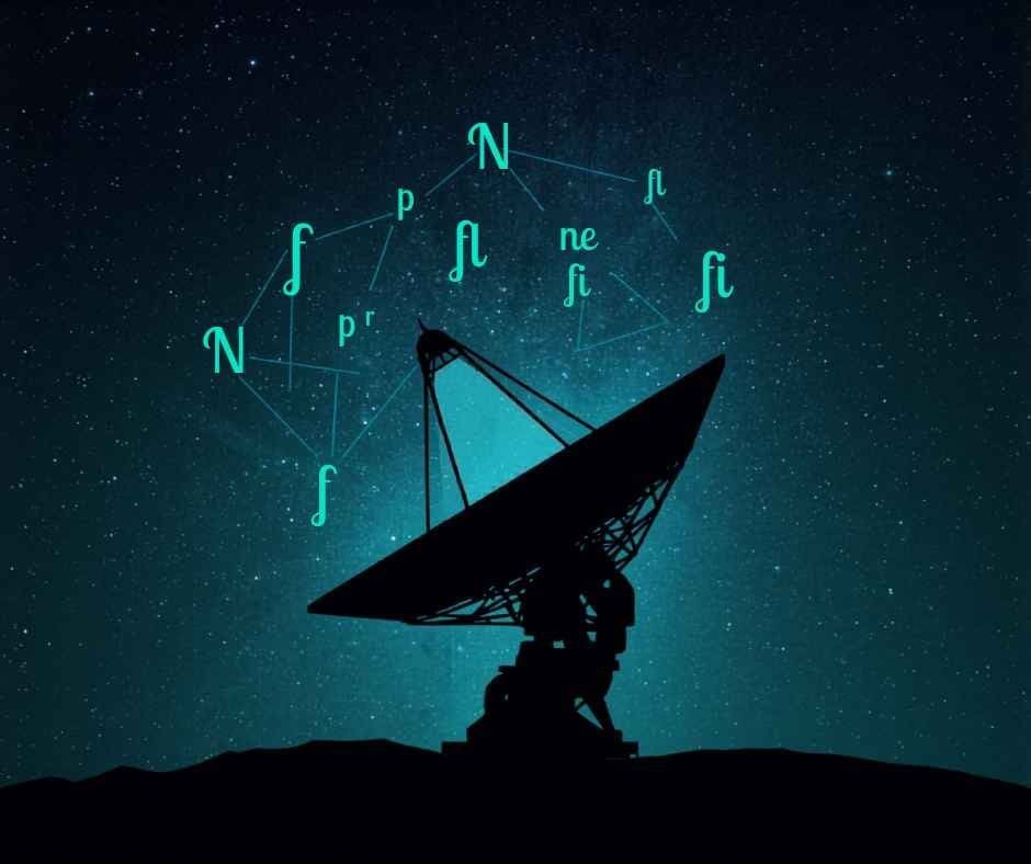 Uma grande antena de radiotelescópio em silhueta contra um céu noturno estrelado, com símbolos matemáticos de integrais acima, visualizando a busca pelos mistérios do universo e o Paradoxo de Fermi.