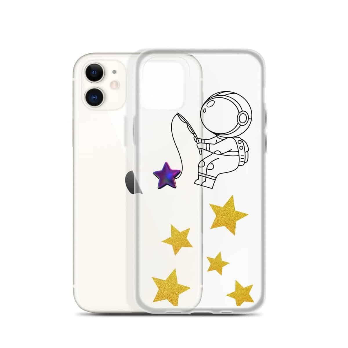 एक पारदर्शी आईफोन केस जिस पर तारों के एक शानदार समूह के बीच एक अंतरिक्ष यात्री की आकृति बनी हुई है।