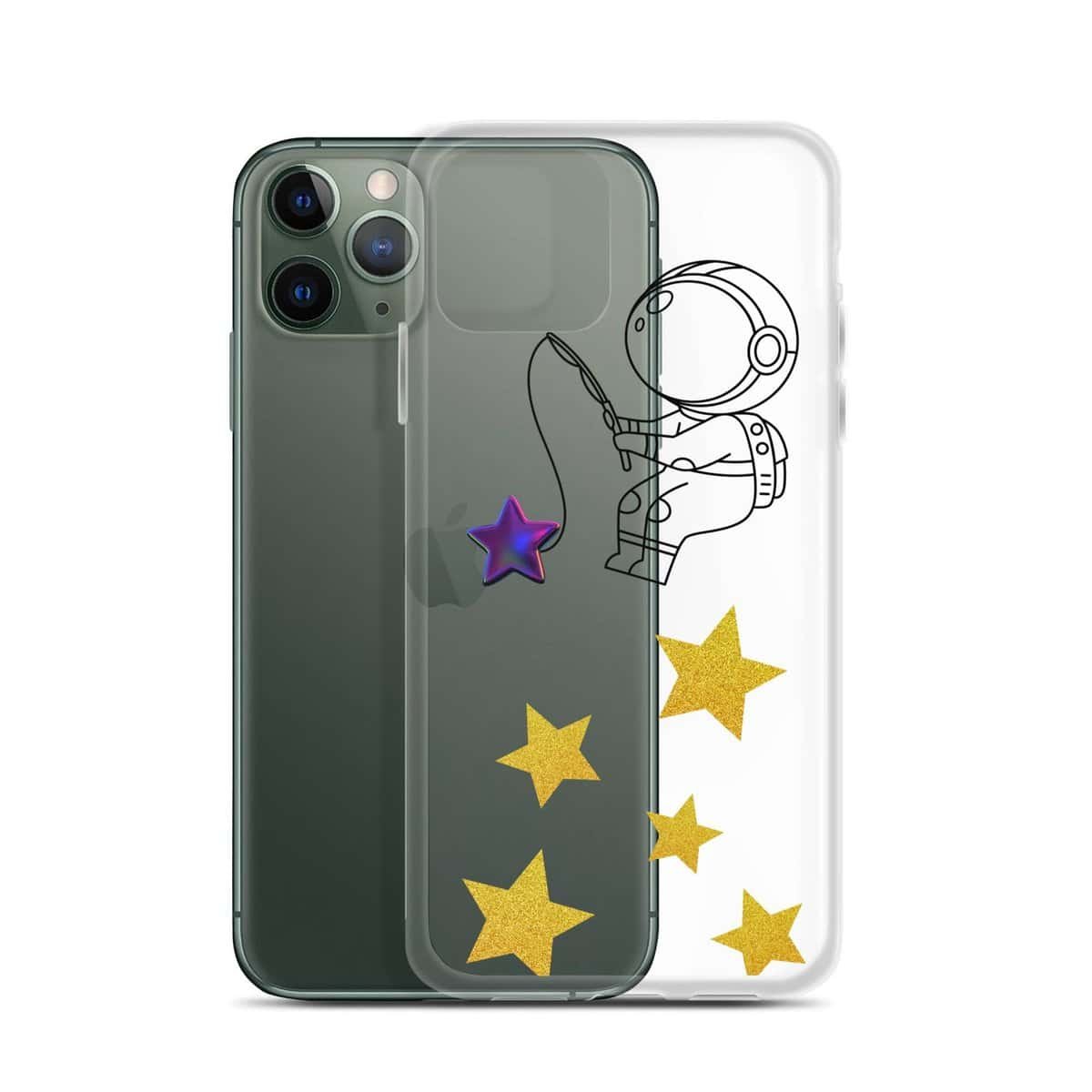 एक पारदर्शी आईफोन केस जिस पर तारों को पकड़ते हुए एक शानदार अंतरिक्ष यात्री की तस्वीर बनी है।