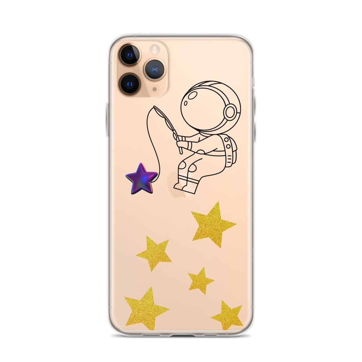 तारों से घिरी आकाशगंगा के बीच एक अंतरिक्ष यात्री की आकृति वाला एक मनमोहक आईफोन कवर। कीवर्ड: आईफोन, अंतरिक्ष यात्री, तारे