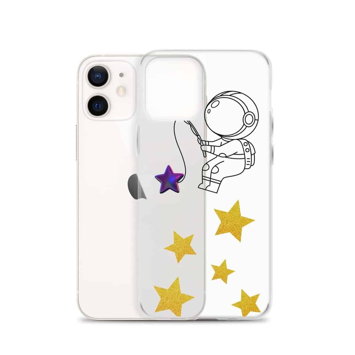 एक पारदर्शी आईफोन केस जिस पर एक अंतरिक्ष यात्री तारों को पकड़ता हुआ दिखाई दे रहा है।