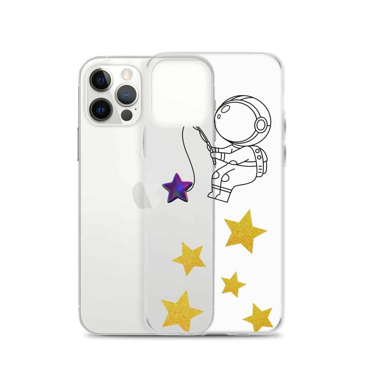 एक पारदर्शी आईफोन केस जिस पर एक अंतरिक्ष यात्री तारों को पकड़ता हुआ दिखाई दे रहा है।