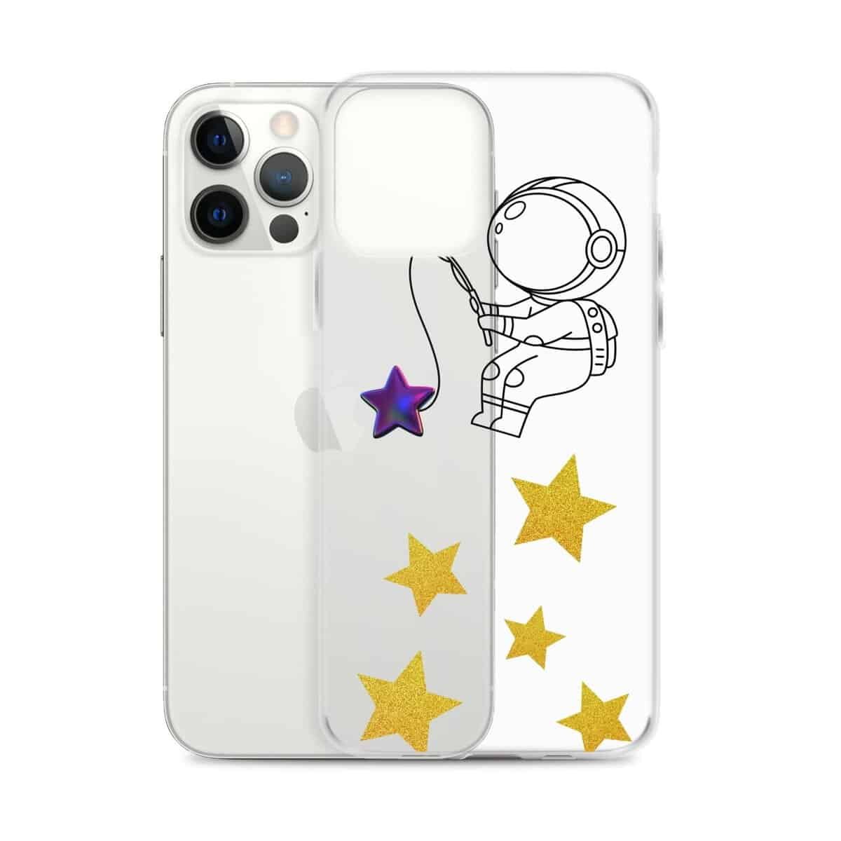 एक पारदर्शी आईफोन केस जिस पर एक अंतरिक्ष यात्री और तारे बने हुए हैं, जो तारों को पकड़ रहे हैं।