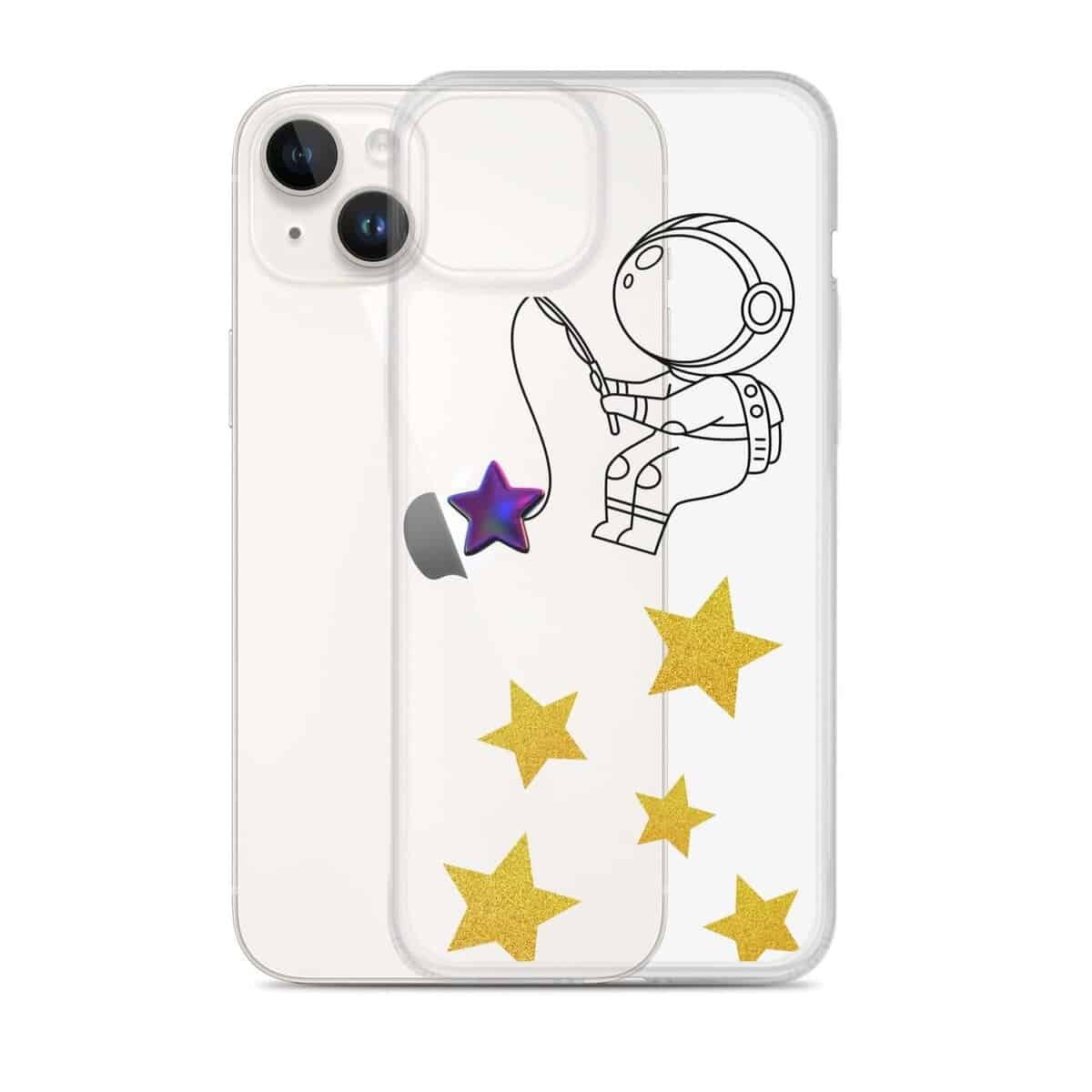 एक पारदर्शी आईफोन केस जिस पर एक अंतरिक्ष यात्री और तारे बने हुए हैं।