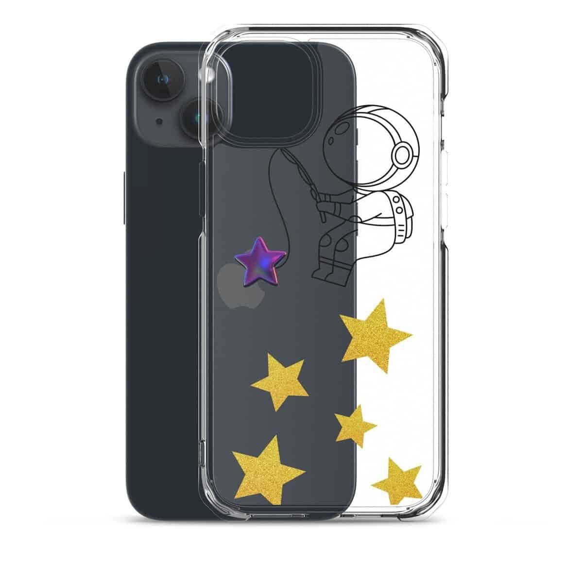 एक पारदर्शी आईफोन केस जिस पर एक अंतरिक्ष यात्री तारों को पकड़ता हुआ दिखाई दे रहा है।