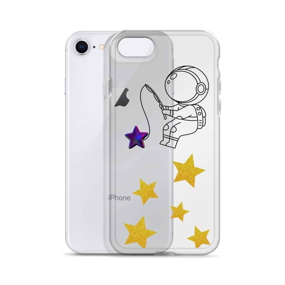 तारों से भरे आकाशीय विस्तार के बीच एक मनमोहक अंतरिक्ष यात्री से सजा हुआ एक आकर्षक आईफोन केस, जो तारों को पकड़ने के सार को दर्शाता है।