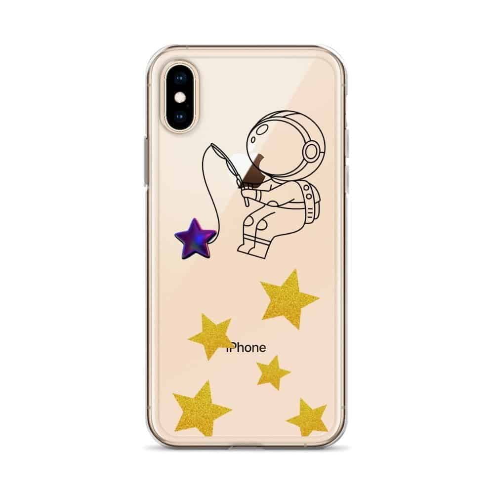 तारों से भरे आकाशीय परिदृश्य के बीच एक अंतरिक्ष यात्री की आकृति से सजा हुआ एक आकर्षक आईफोन केस।