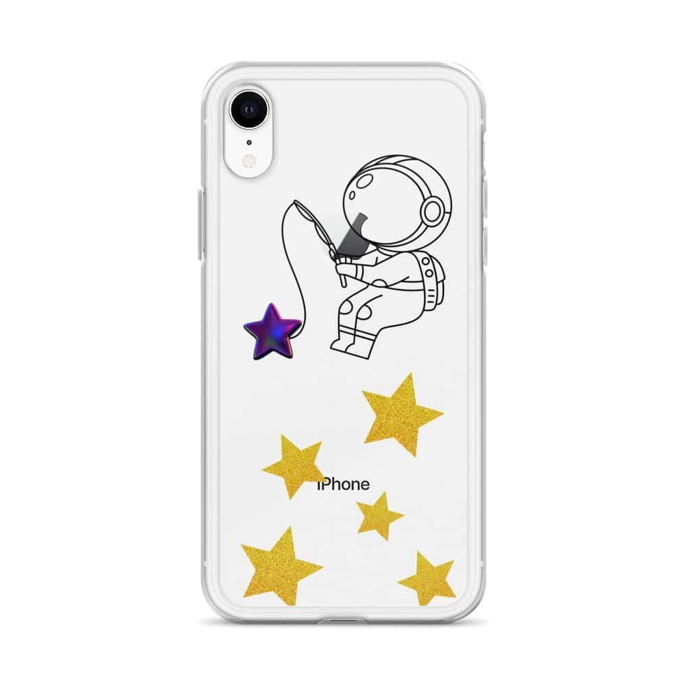 तारों भरी पृष्ठभूमि के बीच एक मनमोहक अंतरिक्ष यात्री की आकृति से सजा हुआ एक आकर्षक आईफोन केस।