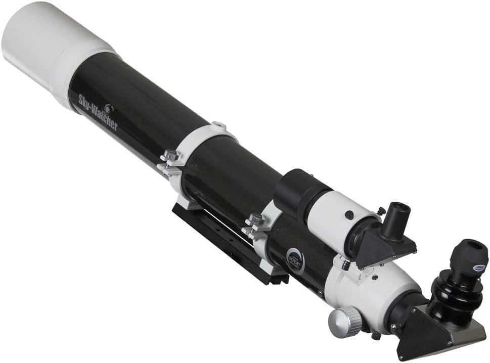 Un telescopio refractor en blanco y negro con un buscador, un enfocador, una diagonal y un ocular adjuntos.
