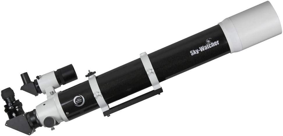 Un telescopio refractor Sky-Watcher en blanco y negro con un tubo óptico largo y un buscador adjunto, mostrado sobre un fondo blanco.